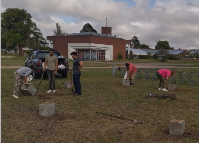 Jornada de instalación de grandes especímenes en el Centro Universitario Regional del Este sede Treinta y Tres